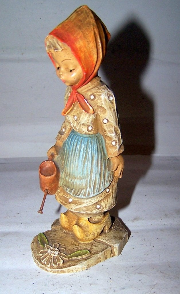 Prachtig antiek beeldje boerinnetje met gieter.Helemaal gaaf, Handgemaakt, Minder dan 20 cm, Ophalen of Verzenden, Beeld