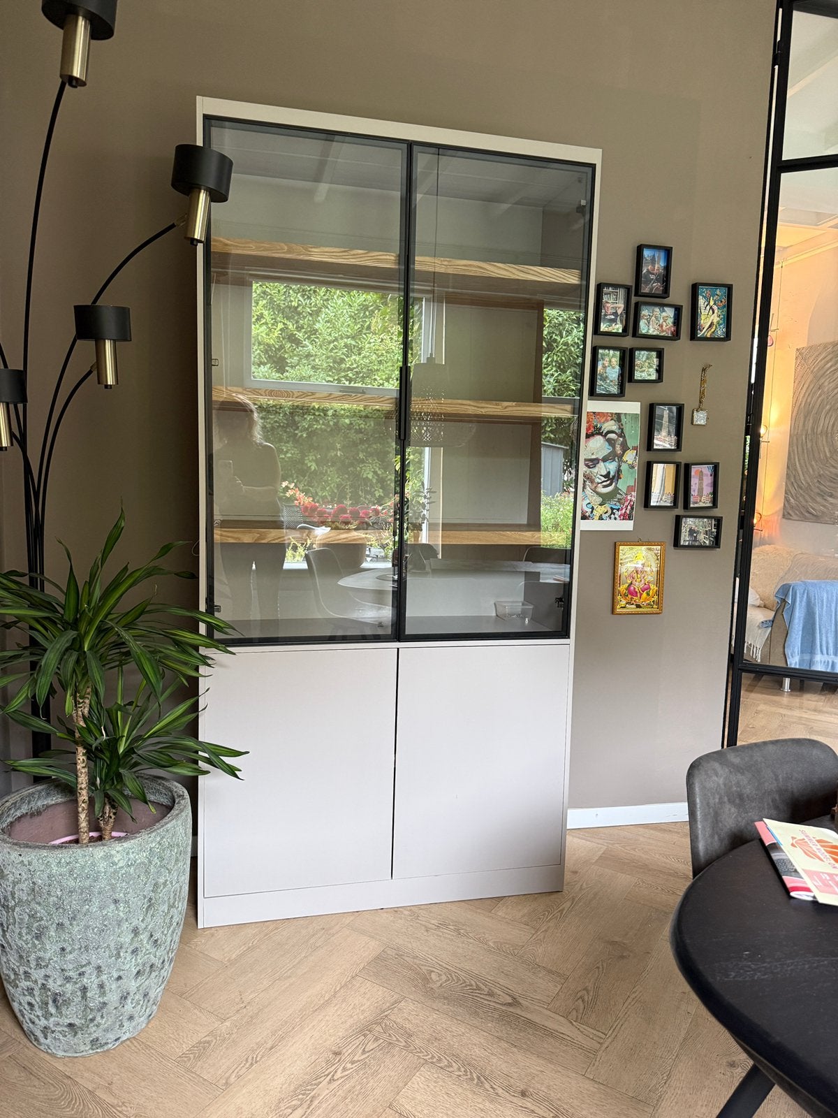 Vitrinekast Virgil met Glazen Deuren en Planken, Huis en Inrichting, Kasten | Vitrinekasten, Ophalen, 100 tot 150 cm, 200 cm of meer