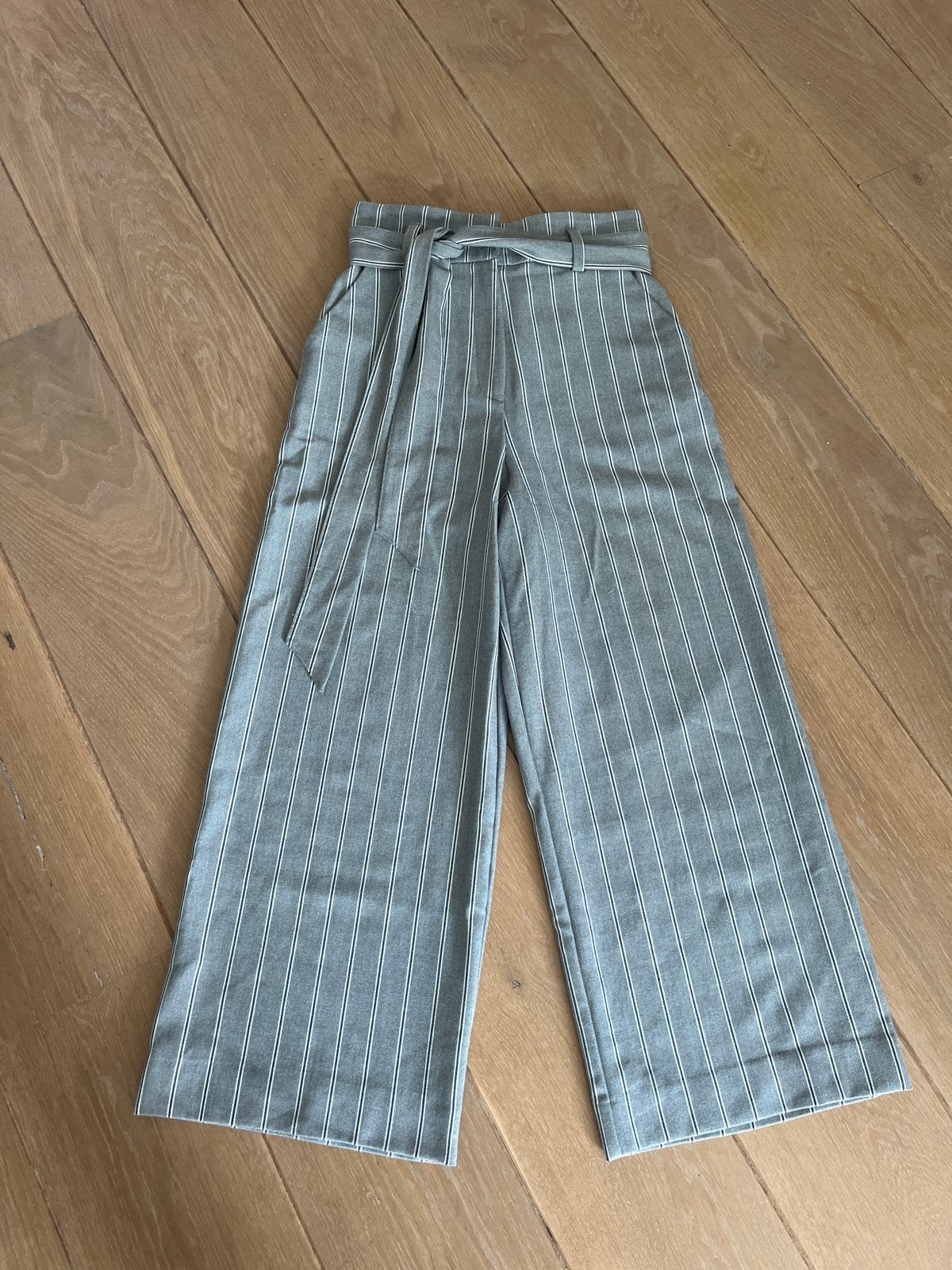 Mooie gestreepte broek van H&M, maat 36, Kleding | Dames, Ophalen of Verzenden, Zo goed als nieuw, Maat 36 (S), Grijs