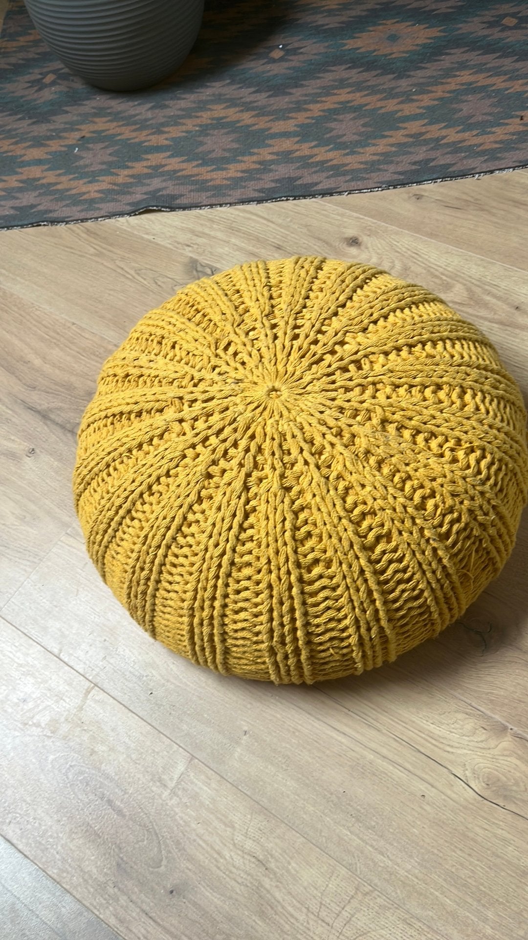 Gele gehaakte poef, Ophalen, Zo goed als nieuw, Rond, Minder dan 50 cm
