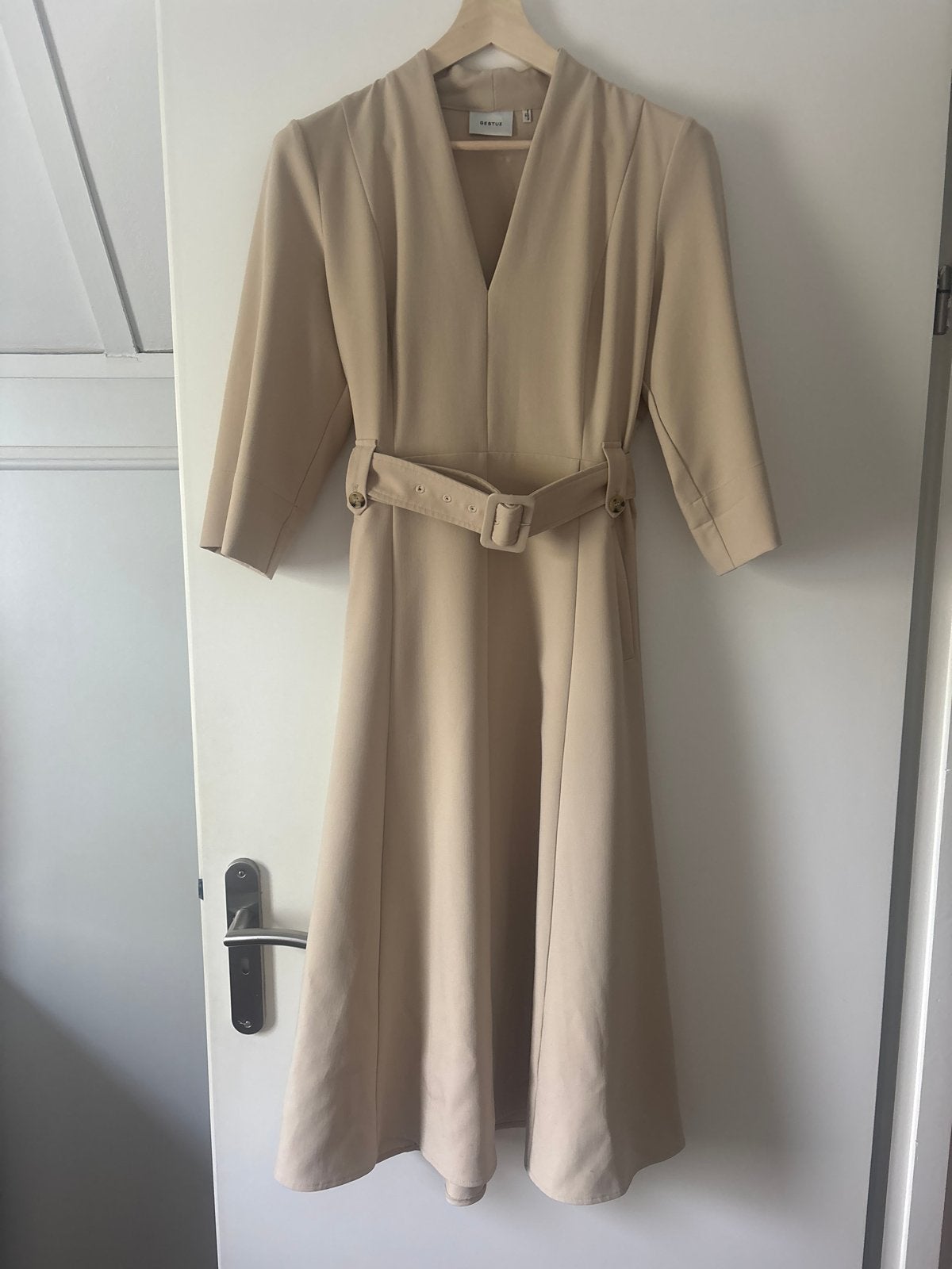 Gestuz beige midi jurk met ceintuur, Kleding | Dames, Ophalen of Verzenden, Zo goed als nieuw, Beige, Onder de knie