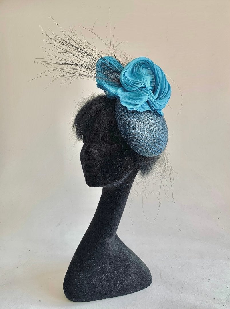 Handgemaakte Percher Hoed - Blauw aan kam one fits all, Ophalen of Verzenden, Nieuw, One size fits all, Hoed