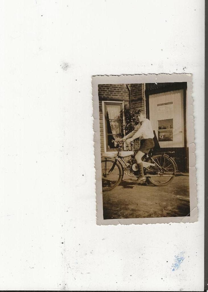 ter Heijde aan Zee Ton Witberg op zijn eerste bromfiets Foto, Ophalen of Verzenden, 1940 tot 1960, Ongelopen, Zuid-Holland