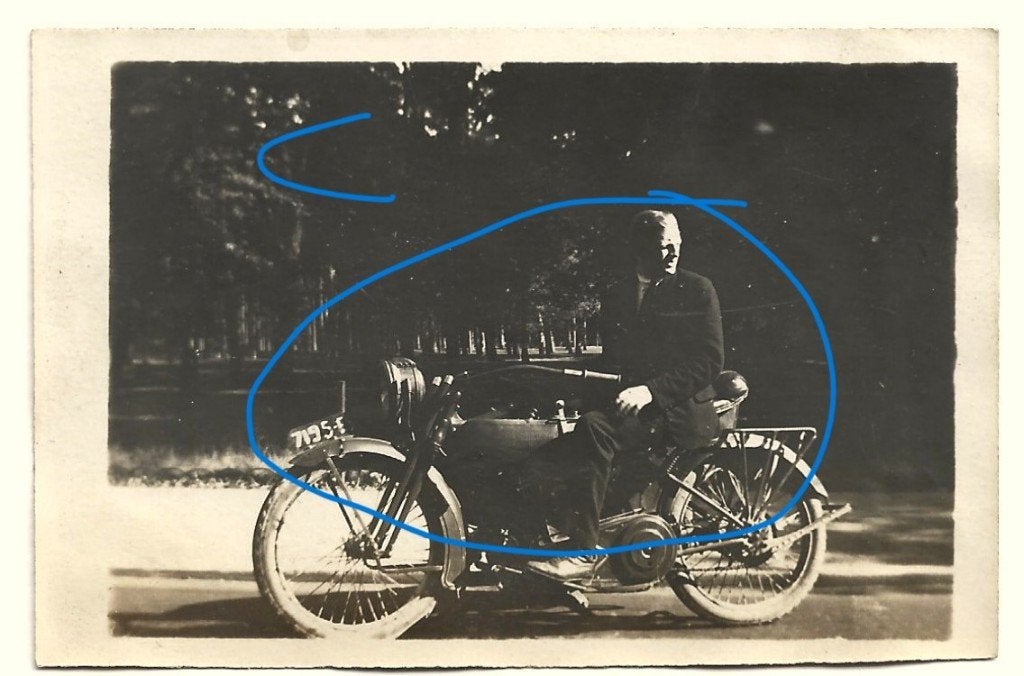 Harley Davidson foto man achteruit kijkend, Verzenden, Foto, Zo goed als nieuw, Voor 1940