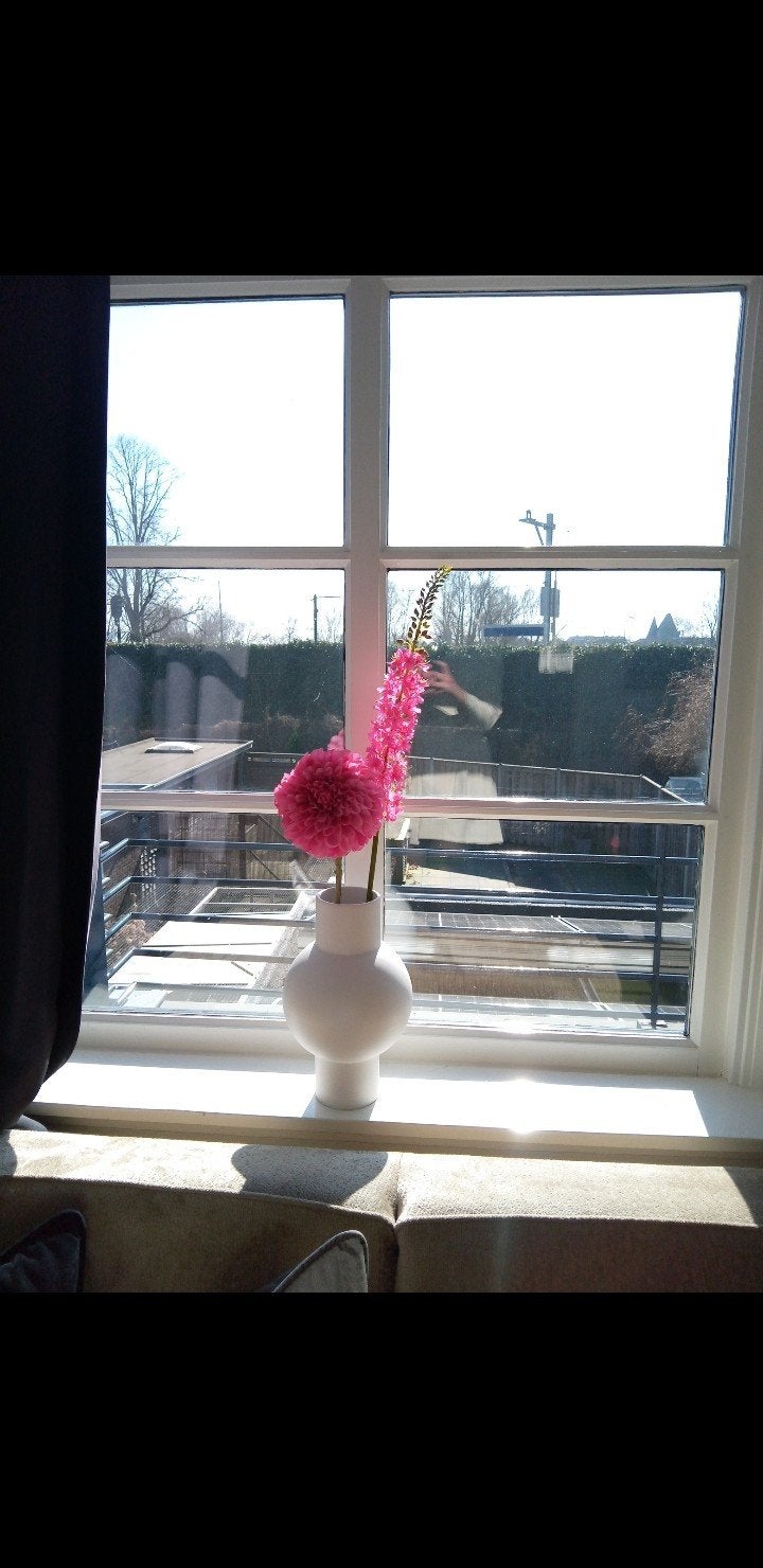 Witte vaas met kunstbloemen - Dahlia en ridderspoor, Huis en Inrichting, Overige materialen, Wit, Inclusief decoratie, Ophalen of Verzenden