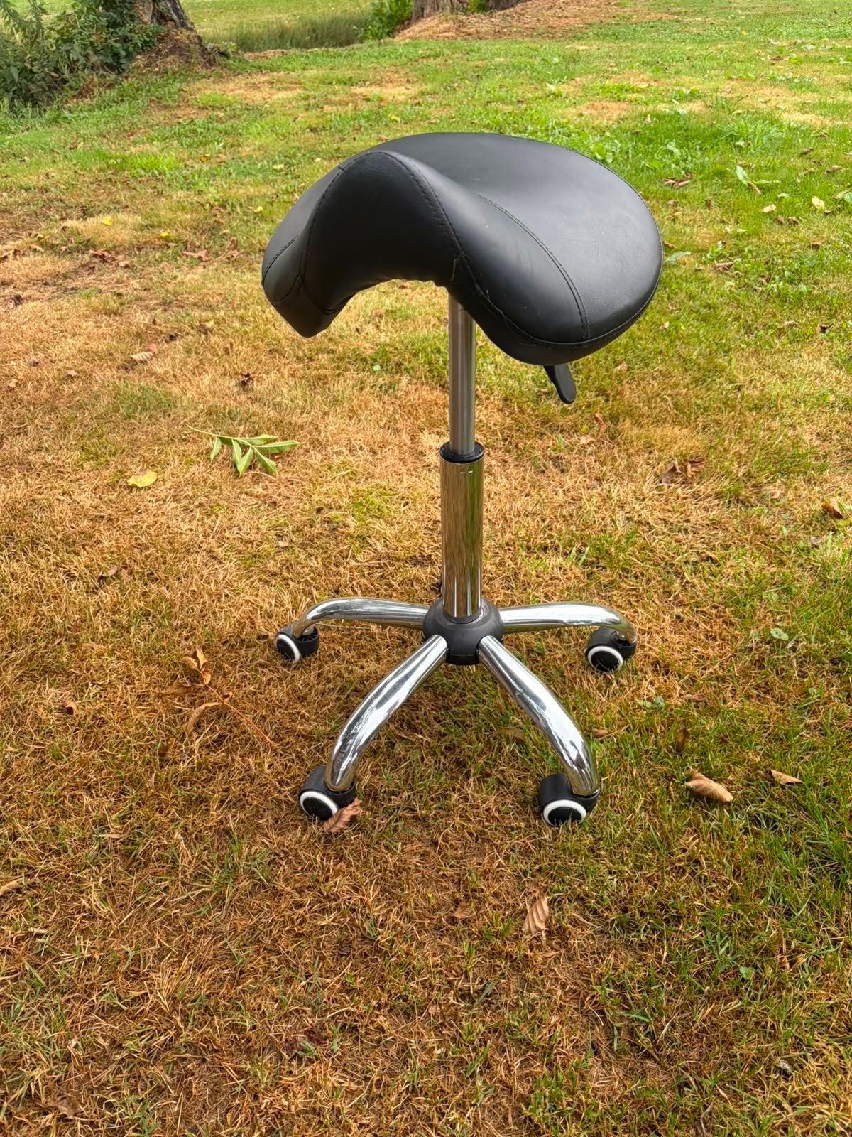 Zwarte ergonomische zadelkruk op wielen, Ophalen, Zwart, Zo goed als nieuw, Bureaukruk