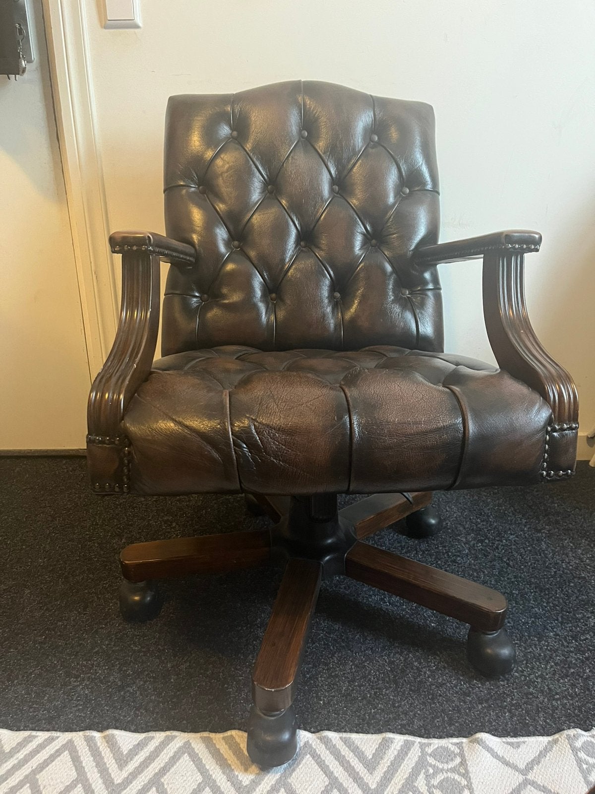 Eichholtz Gainsborough Chesterfield bureaustoel, Ophalen, 75 tot 100 cm, Zo goed als nieuw, 50 tot 75 cm