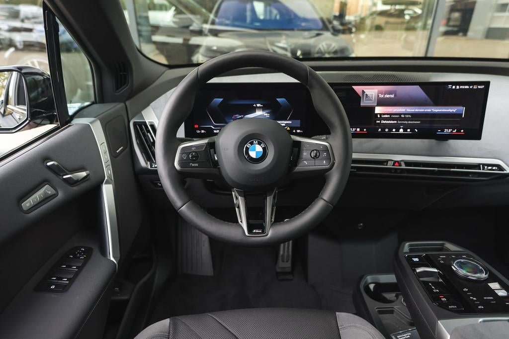 BMW iX xDrive45 M Sport / Panoramadak / Trekhaak / Stoelvent, Met garantie (alle), Zwart, Vierwielaandrijving, 408 pk