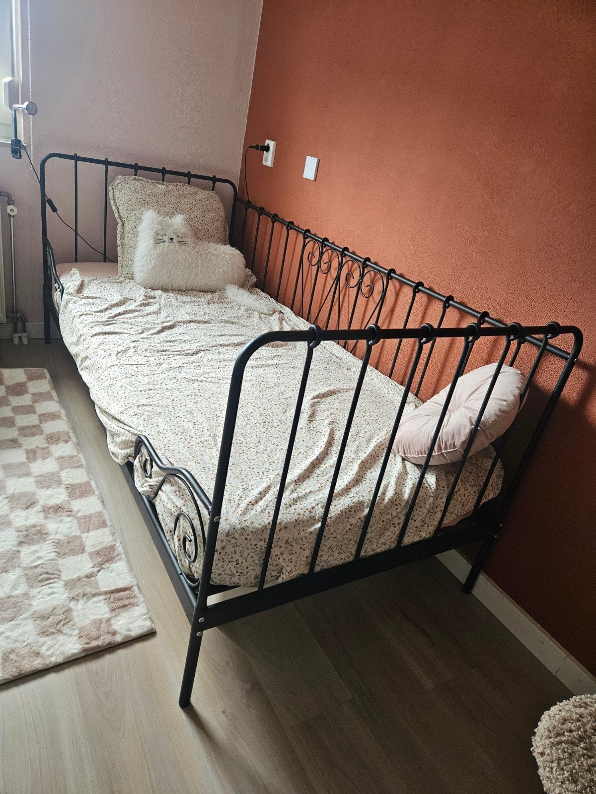 Zwart metalen eenpersoonsbed met sierlijke details, Ophalen, Gebruikt, 90 cm, Eenpersoons