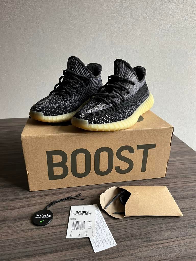 Jeezy boost 350 V2 Carbon 43 1/3, Zwart, Ophalen of Verzenden, Sneakers of Gympen, Zo goed als nieuw
