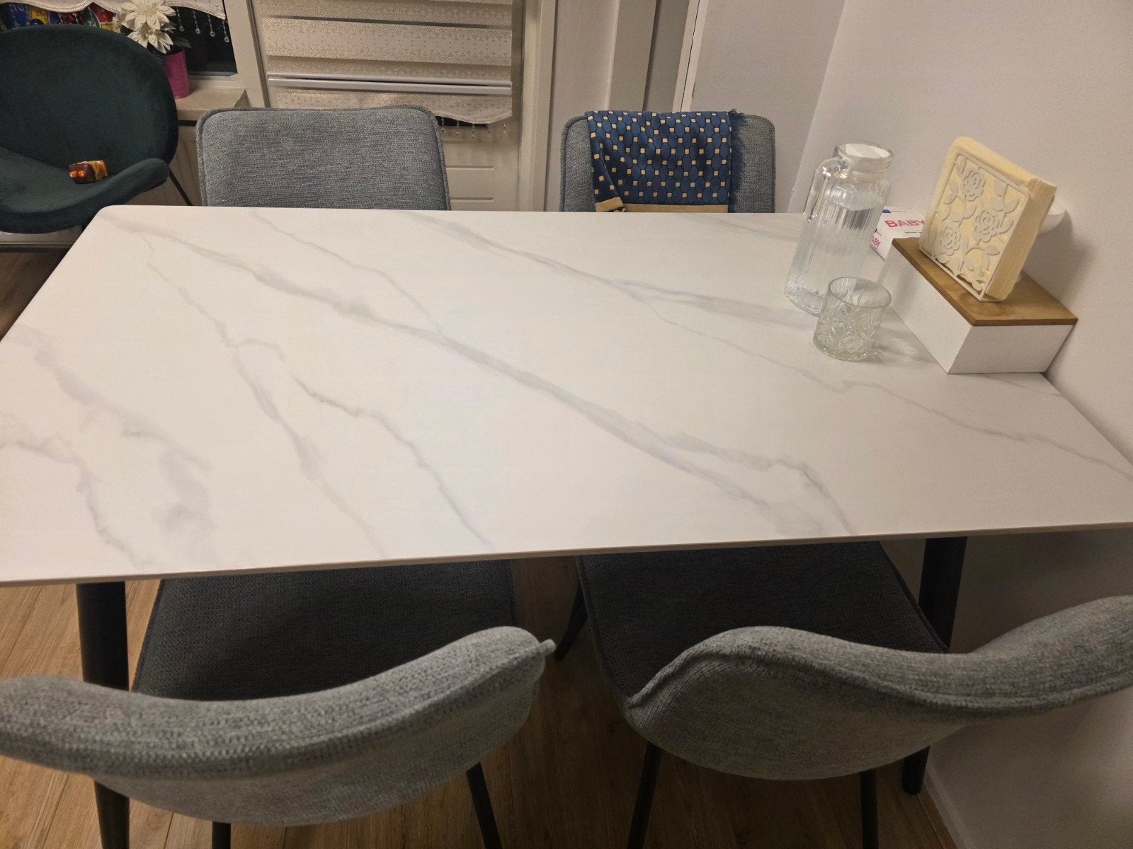 Eettafel met marmerlook blad en zwarte poten, Huis en Inrichting, Kunststof, 100 tot 150 cm, Modern, Scandinavisch, Nieuw