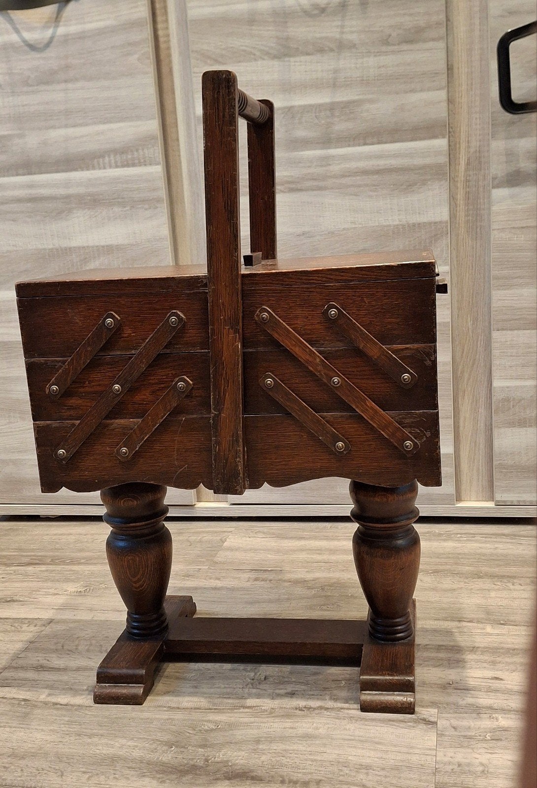 Antieke houten vintage naaikist op standaard, Antiek en Kunst, Ophalen
