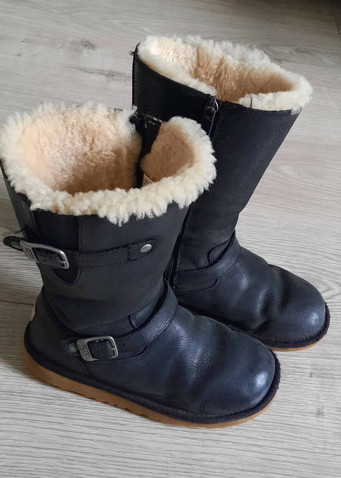 Uggs Laarzen zwart leer met bont gevoerd Maat 34 Origineel., Ophalen of Verzenden, Zo goed als nieuw, Meisje, Laarzen