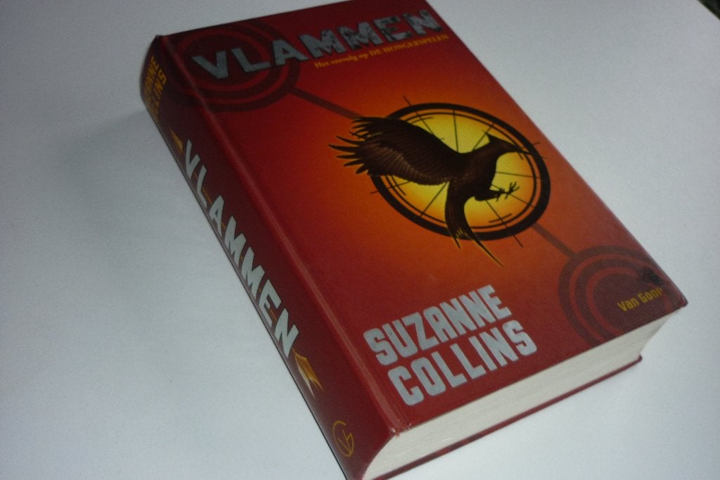 Suzanne Collins: VLAMMEN (Hongerspelen deel 2), Ophalen of Verzenden, Zo goed als nieuw