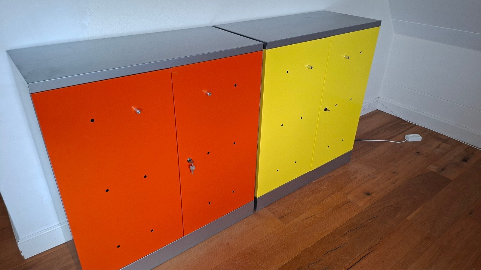 Metalen kasten met kleurrijke deuren - Lichte gebruikssporen, Huis en Inrichting, Kasten | Overige, Ophalen, Gebruikt