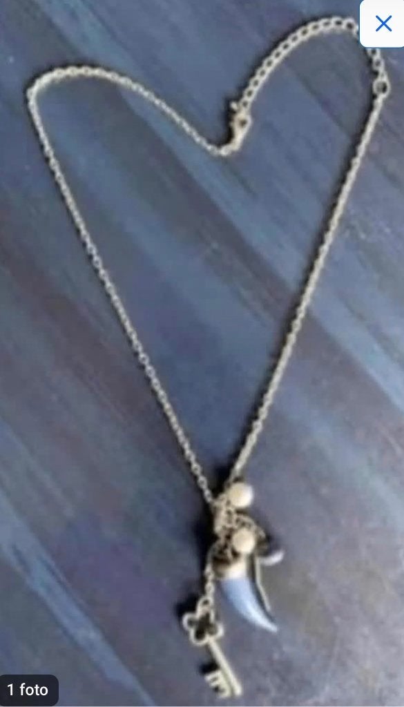 Zilverkleurige ketting met zilverkleurige en blauwe hangers, Sieraden, Tassen en Uiterlijk, Kettingen, Met hanger, Overige materialen