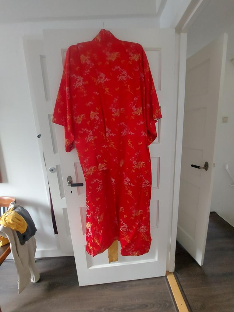 Rode kimono met bloemenprint en gouden ceintuur, Maat 38/40 (M), Ophalen of Verzenden, Onbekend, Zo goed als nieuw