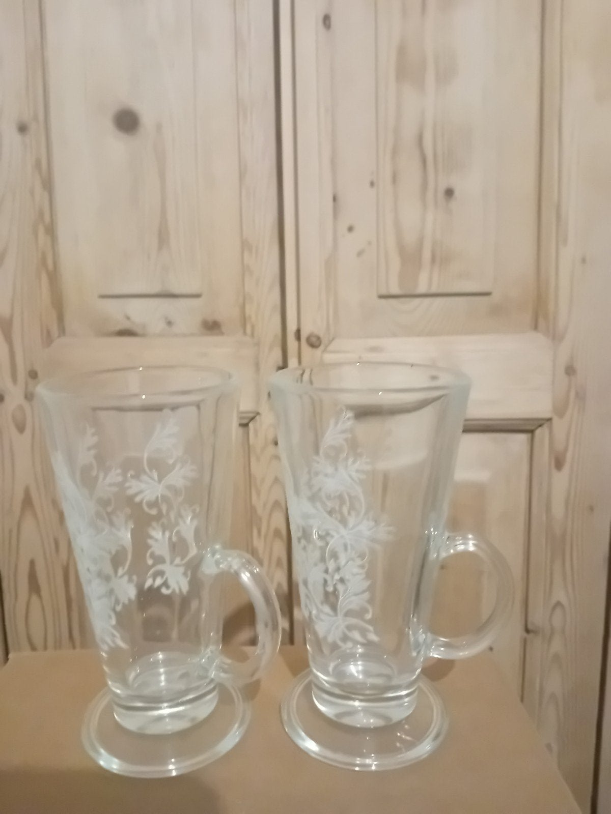 2 Vintage Glazen Mokken met Geëtst Bloemmotief en Handvat, Ophalen