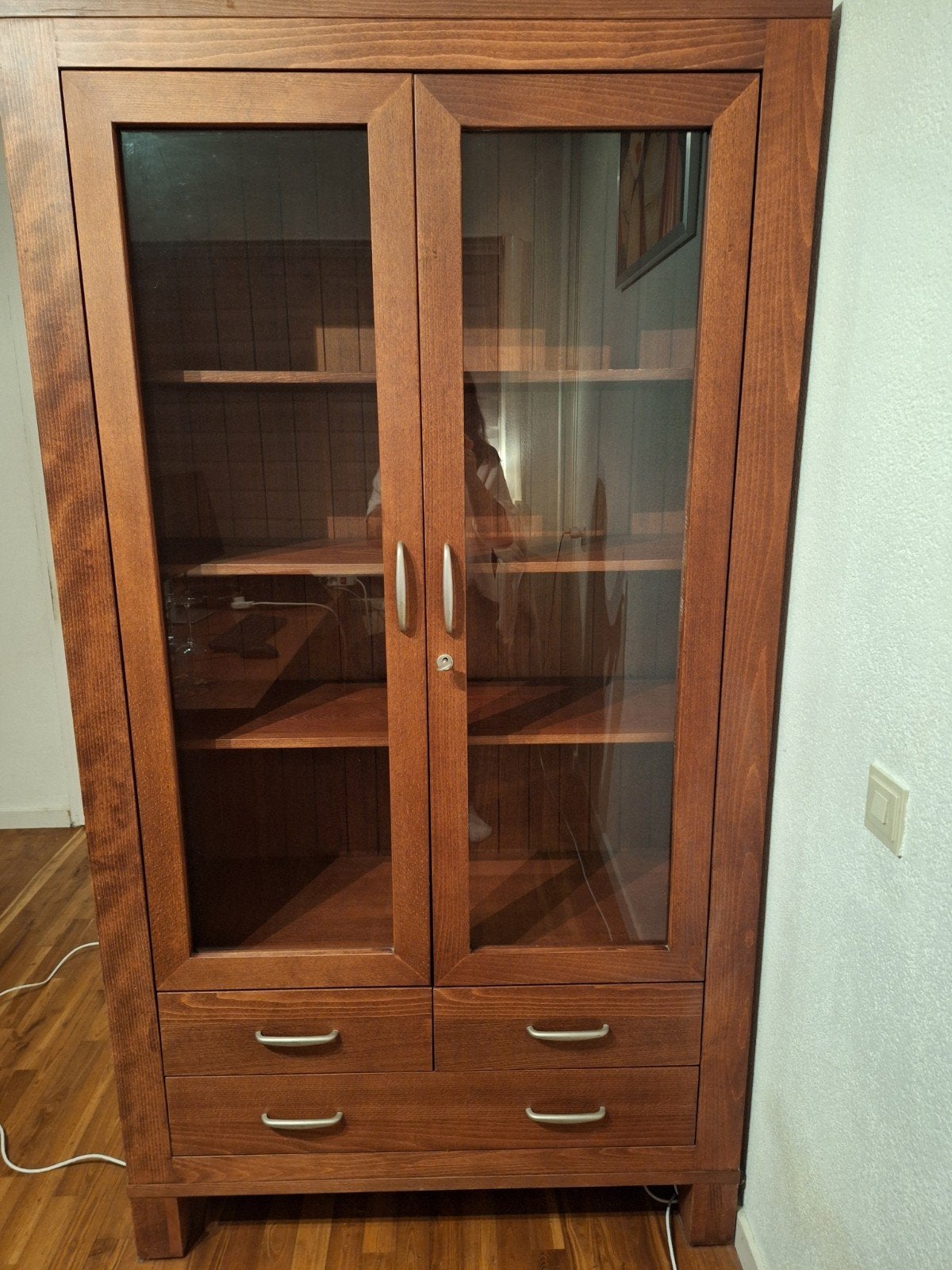 Mooie houten vitrinekast met glazen deuren en lades, Ophalen, Klassiek, Modern, Landelijk, Met lade(s), Overige houtsoorten