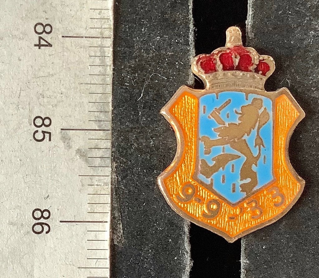 speld, Koningshuis, Kon. Wilhelmina 35 jubileum  emaille (AR, Ophalen of Verzenden, Gebruikt, Overige onderwerpen, Speldje of Pin