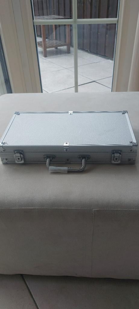 Poker set 300 chips met koffer, Hobby en Vrije tijd, Gezelschapsspellen | Kaartspellen, Ophalen of Verzenden, Zo goed als nieuw