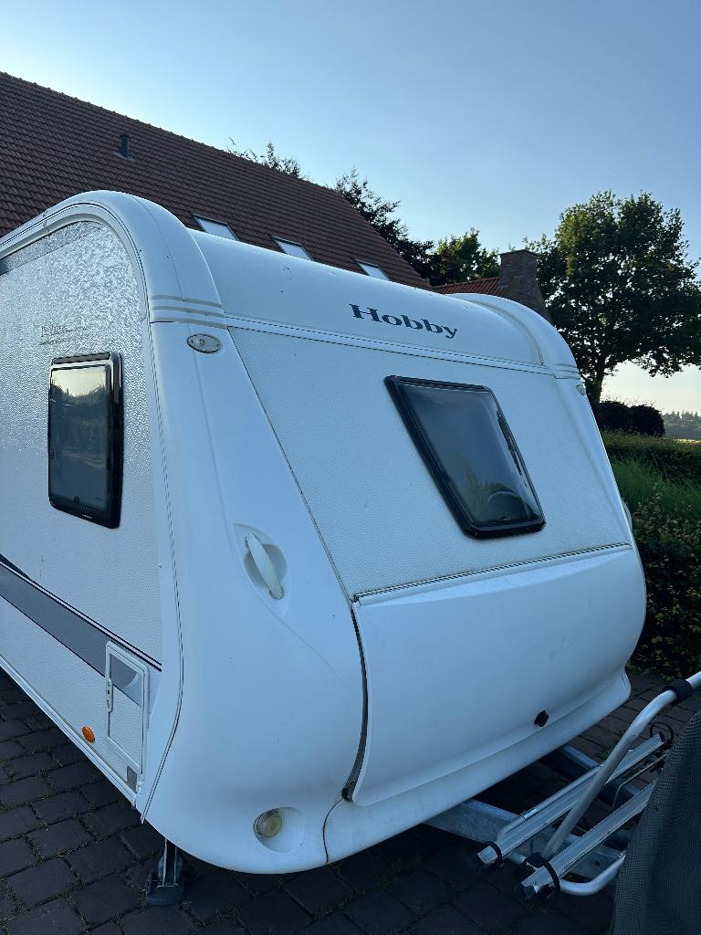 Hobby De Luxe 650 KMFE (2012) – 3 stapelbed, compleet, 7 tot 8 meter, Particulier, Tot en met 6, 1500 - 2000 kg
