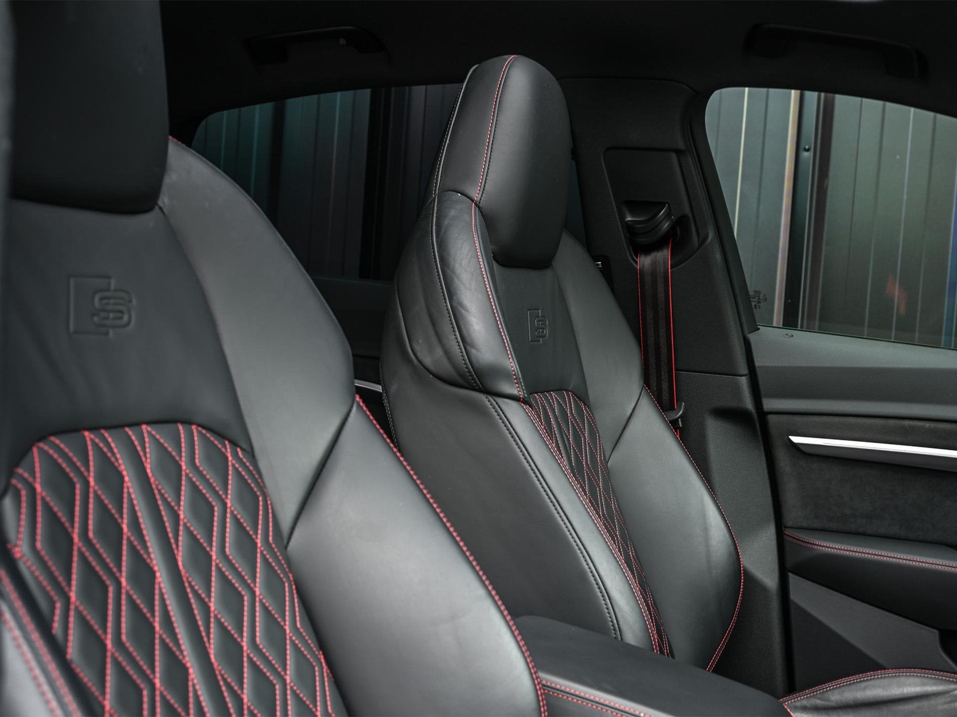 Audi Q8 Sportback e-tron S quattro SQ8 115 kWh /503PK | NL-A, Auto's, Automaat, 2625 kg, Zwart, 137 €/maand