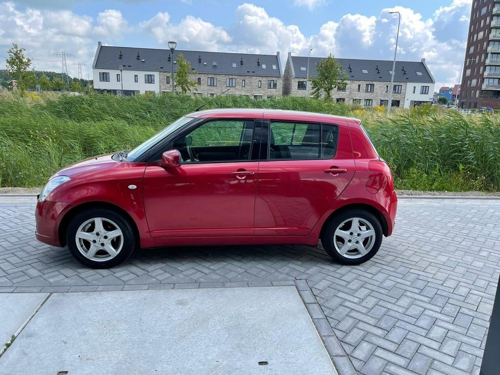 Suzuki Swift 1.3 5D 2006 Rood, Auto's, Voorwielaandrijving, Stof, 40 €/maand, Zwart