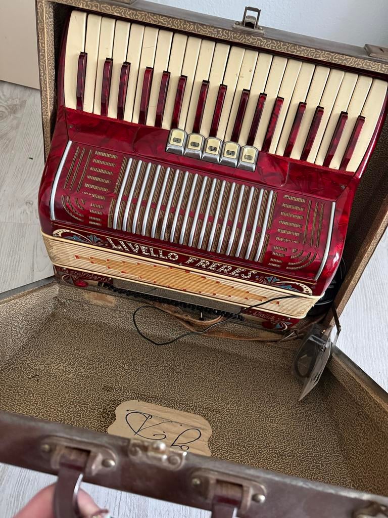 Mooie Livello Freres Toetsaccordeon met Koffer, Muziek en Instrumenten, Accordeons, Gebruikt, Toetsaccordeon, Overige formaten