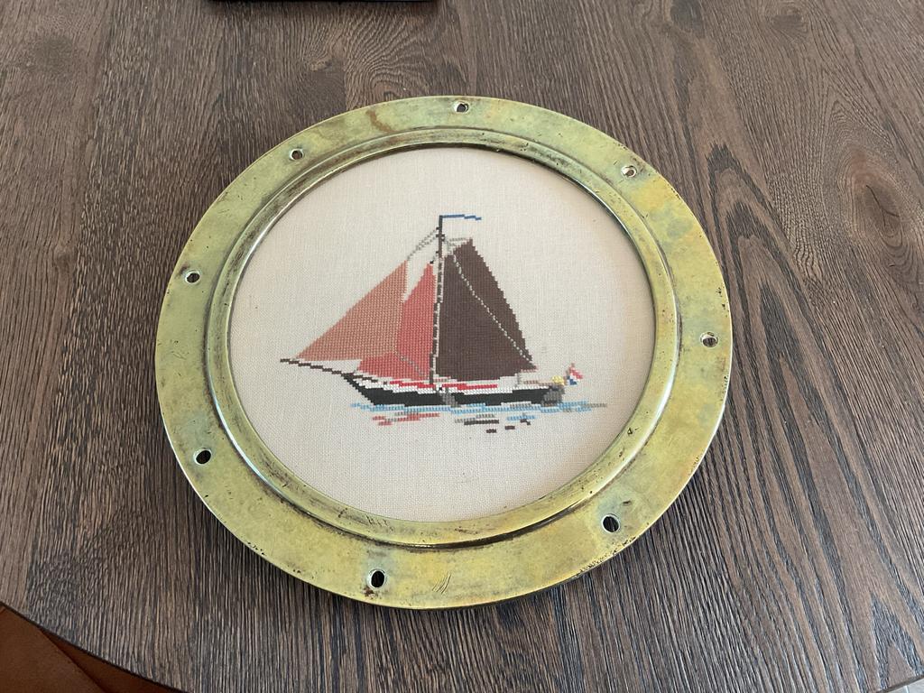 Vintage koperen patrijspoort met Geborduurde Zeilboot, Ophalen of Verzenden
