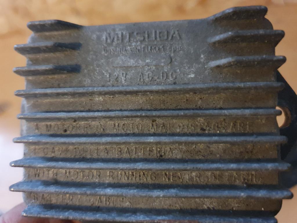 Spanningsregelaar Piaggio & Vespa 12 Volt 8 Polig origineel, Fietsen en Brommers, Piaggio, Piaggio, Spanningsregelaar, Ophalen of Verzenden