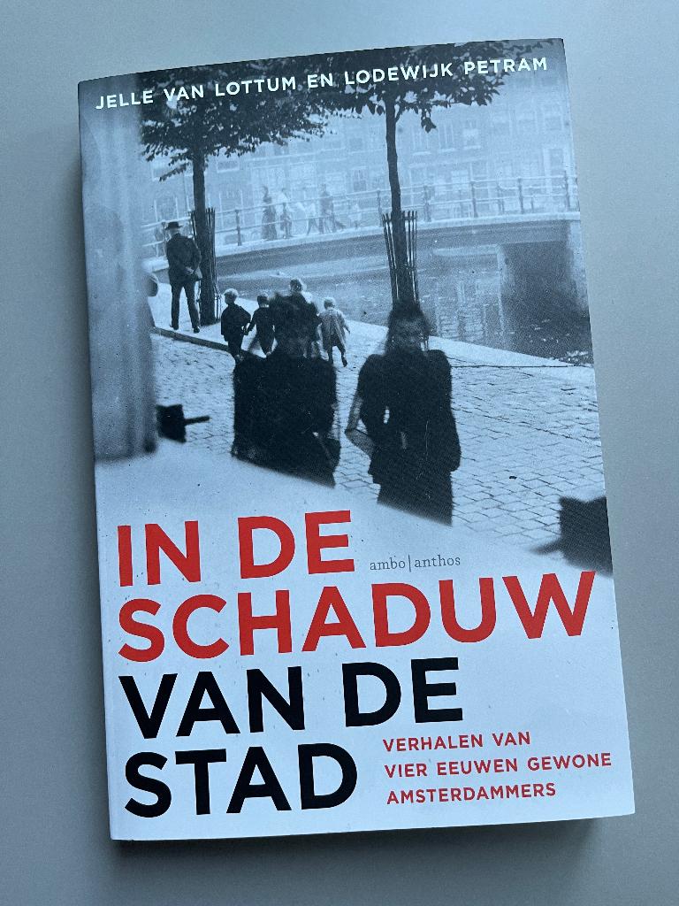 In de schaduw van de stad. Nieuw / 2023 gewone Amsterdammers, Boeken, Geschiedenis | Stad en Regio, Ophalen of Verzenden, Nieuw