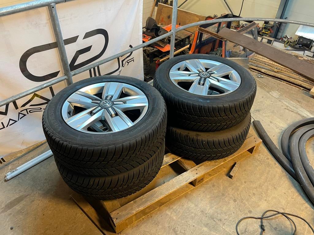 Winterbanden met velg volkswagen Transporter 235/55R17, Auto-onderdelen, Banden en Velgen, Ophalen, Bestelwagen, Banden en Velgen