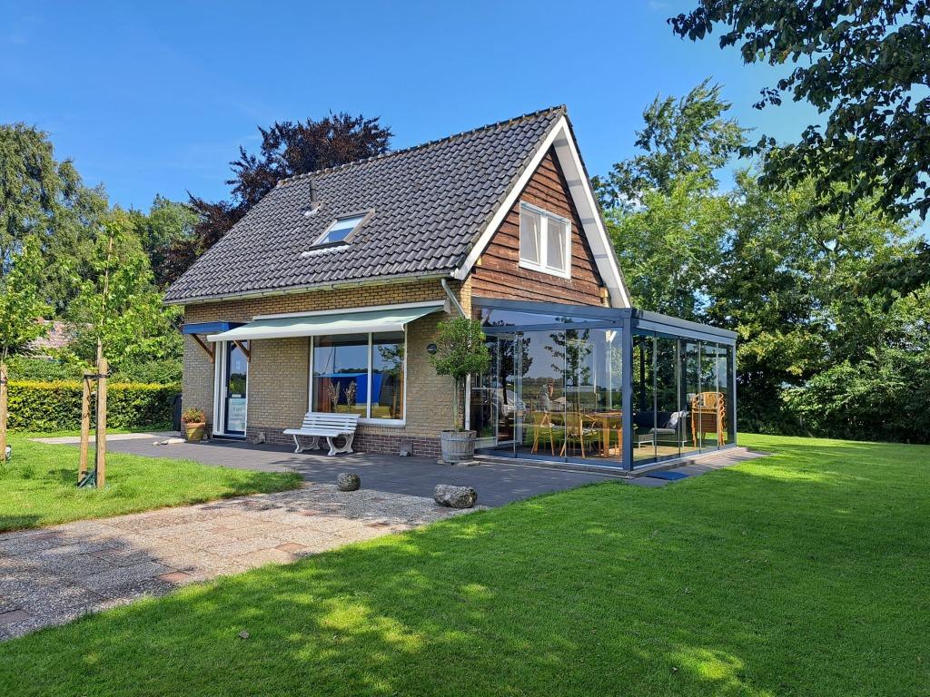 Vakantiewoning in Friesland (8 pers.), Vakantie, Vakantiehuizen | Nederland, Friesland, Overige typen, Landelijk, Aan meer of rivier