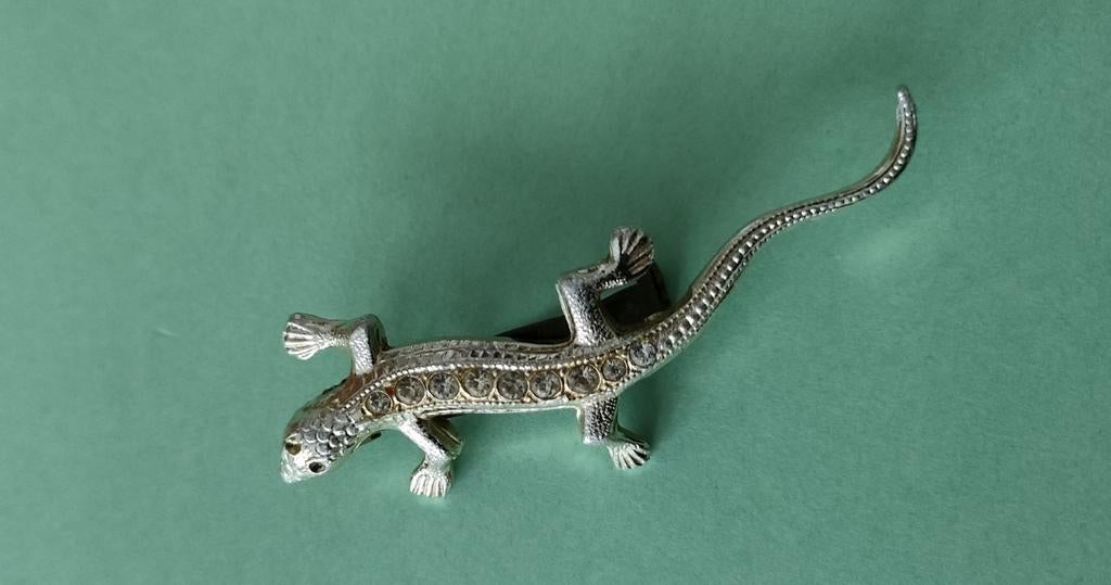 Vintage zilverkleurige kunststof salamander broche., Ophalen of Verzenden, Gebruikt, Zilver, Met strass