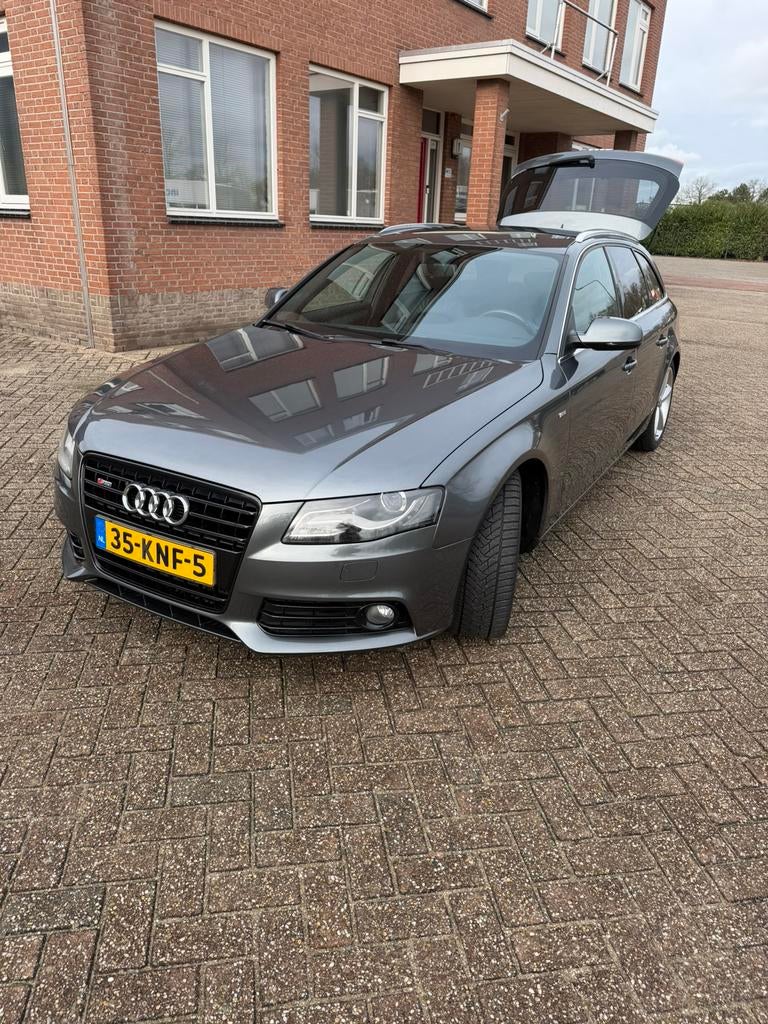 Audi A4 B8 1.8 TFSI 200HP | 2010 | Oil issue fixed, Voorwielaandrijving, Navigatiesysteem, Zwart, 4 cilinders