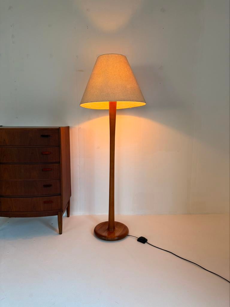 Vintage XL teakhouten vloerlamp, Dyrlund ‘70, Hout, Vintage retro buisframe design rotan webbing papercord deens, Ophalen of Verzenden