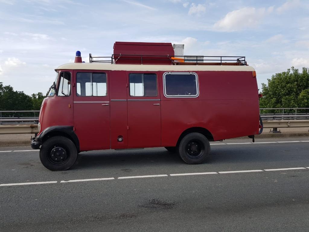 Foto 24 van foodtruck DJ-boot schoolbus te huur