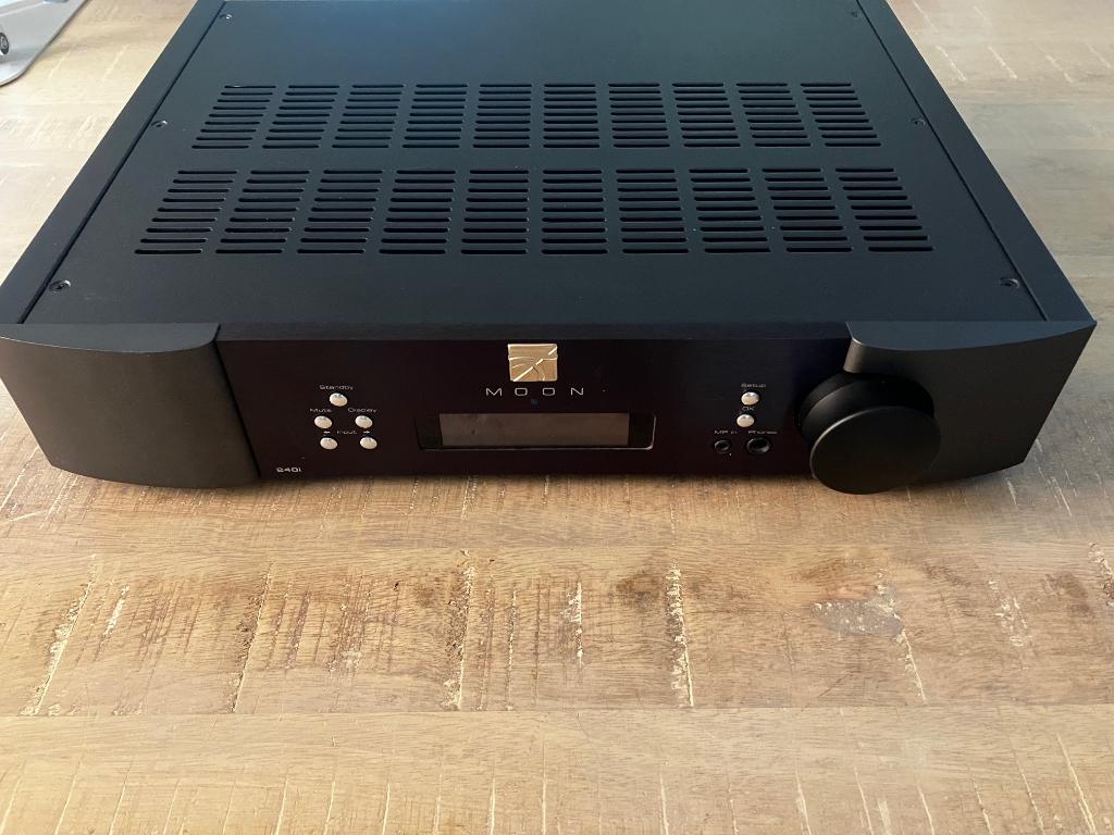 Moon240 I versterker met DAC en phono, in nieuwstaat, Audio, Tv en Foto, Versterkers en Receivers, Zo goed als nieuw, 60 tot 120 watt