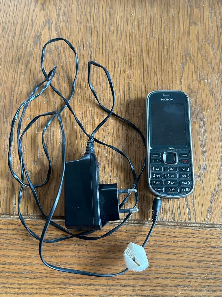 Nokia 3720 Klassieke Telefoon met Oplader, Telecommunicatie, Mobiele telefoons | Nokia, Gebruikt, Zwart, Ophalen of Verzenden