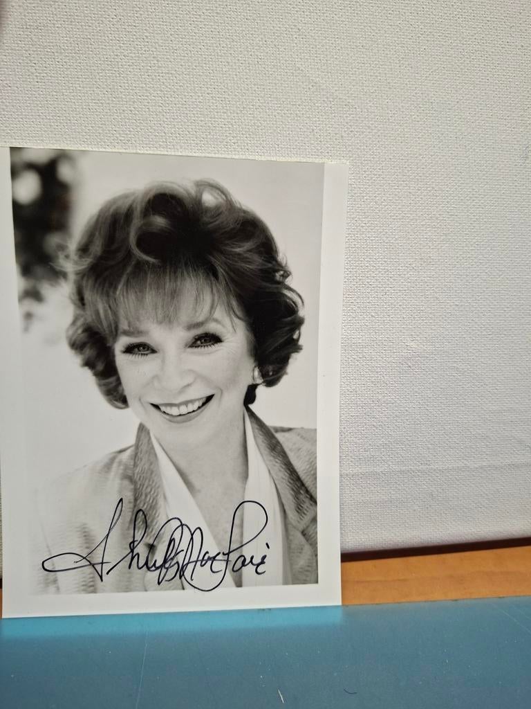 SHIRLEY MACLAINE ACTRESS USA, Verzenden, Nieuw, Foto of Kaart, Gesigneerd