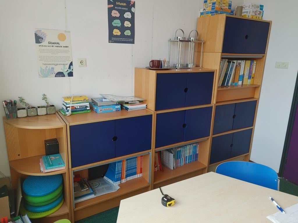 Te koop, school gaat verhuizen. Doe een bod!, Huis en Inrichting, Kasten | Boekenkasten, Gebruikt, 150 tot 200 cm, 25 tot 50 cm