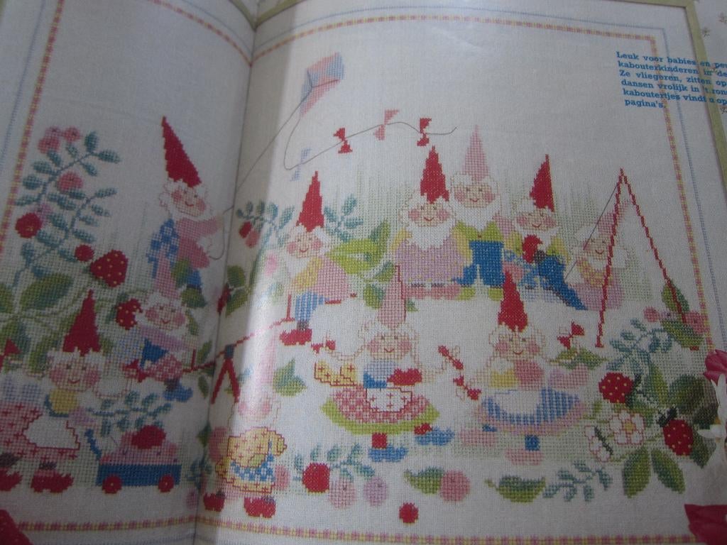 Borduurpatroon vlinders Walt Disney kabouters kippen muizen, Ophalen of Verzenden, Zo goed als nieuw, Handborduren, Patroon