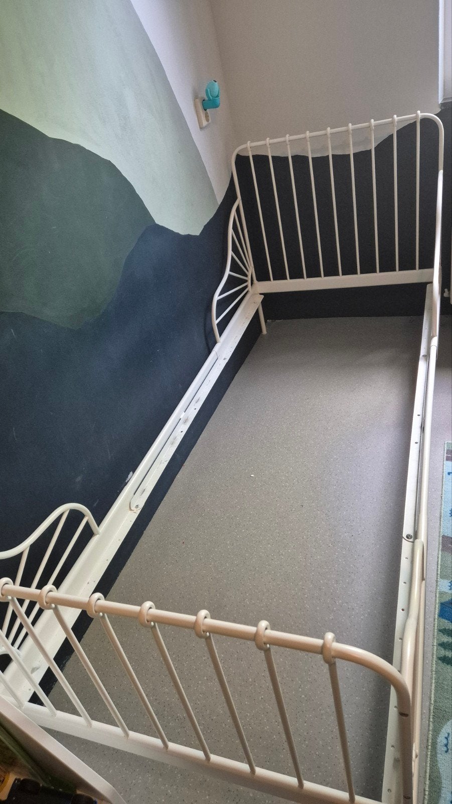 IKEA MINNEN uitschuifbaar bed met Innerlig matras, Huis en Inrichting, Slaapkamer | Bedden, Ophalen, Eenpersoons, Wit, 80 cm
