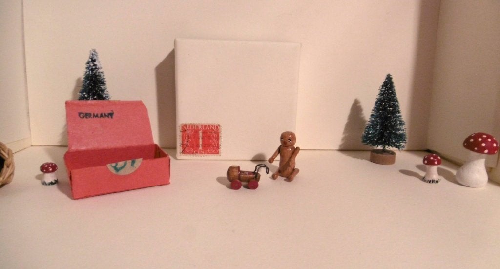 oud houten popje poppenwagen miniaturen in doosje poppenhuis, Verzenden, Poppenhuis