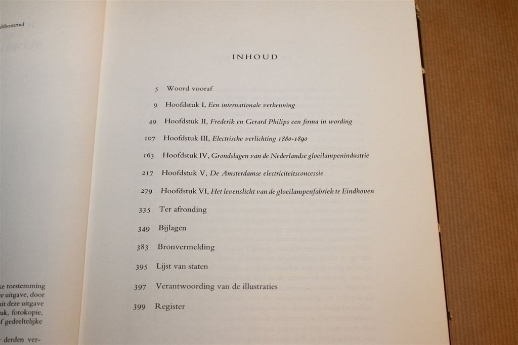 Nederlandse Gloeilampenindustrie — Geschiedenis Philips, Ophalen of Verzenden, Gelezen