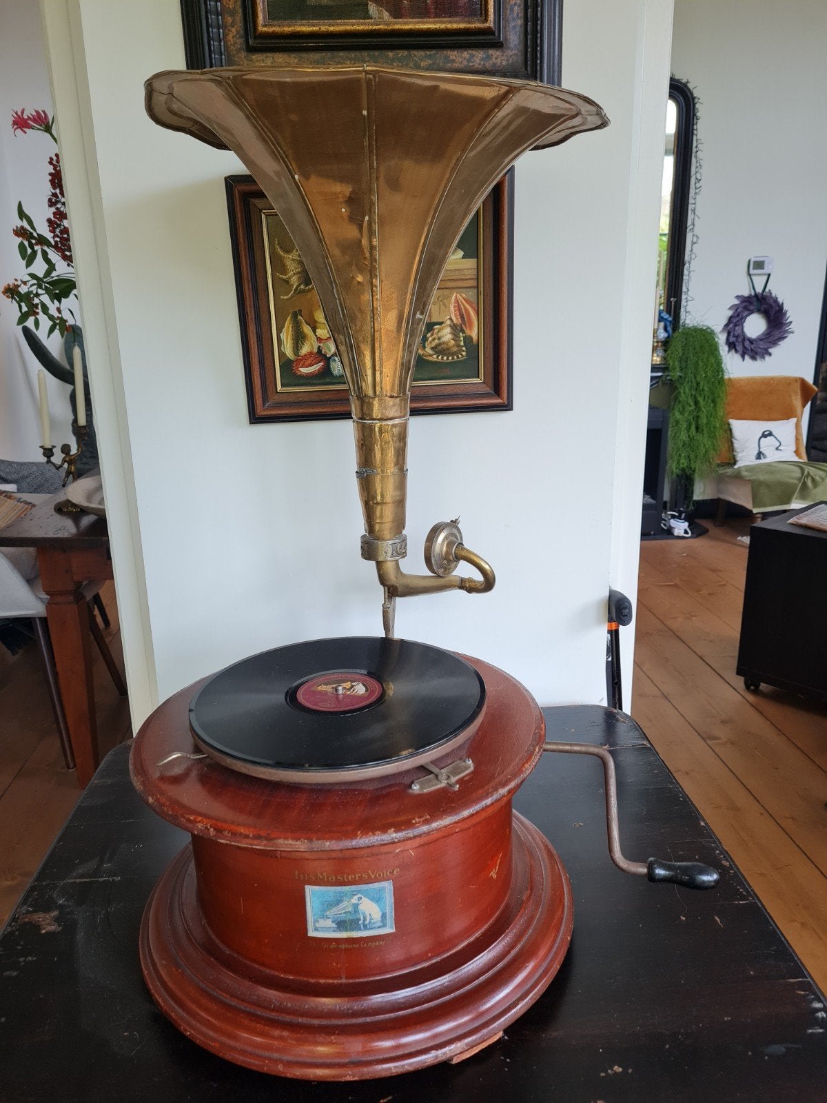 Oude grammofoon met elpee His Masters Voice, Ophalen