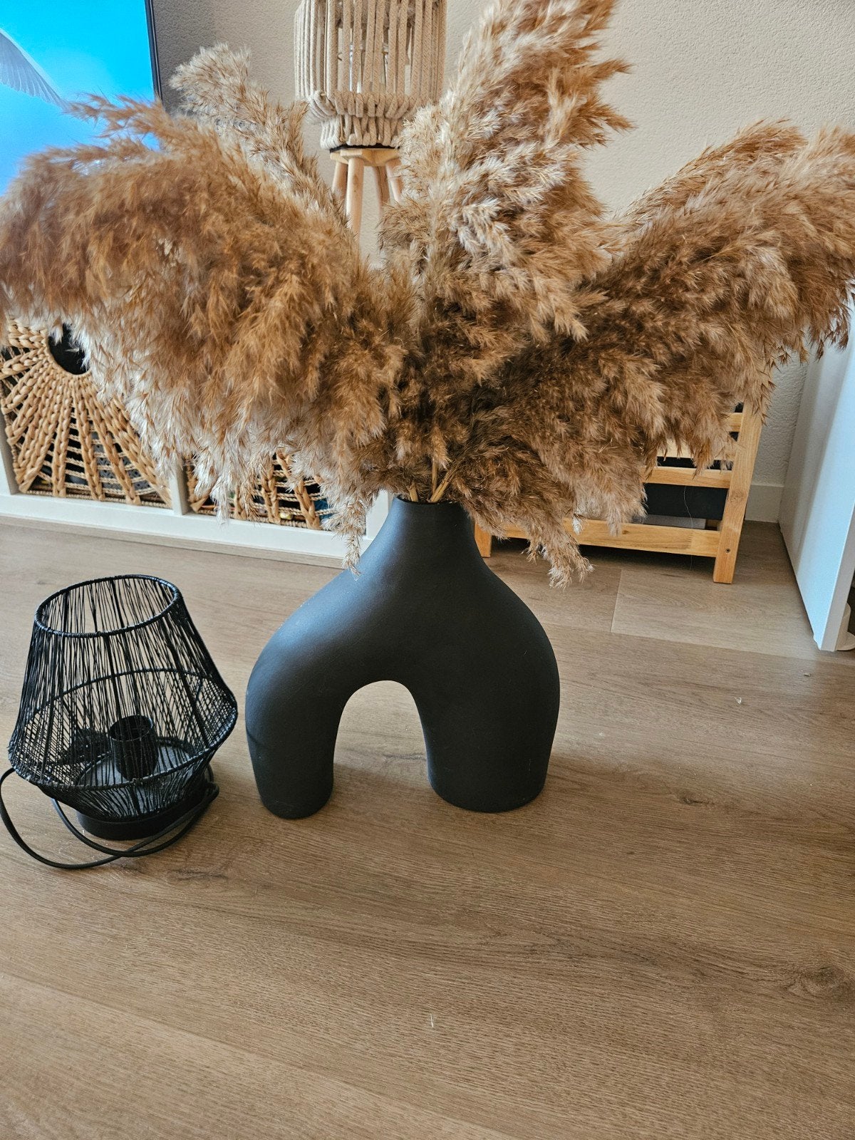 Zwarte vaas met pampas pluimen en lamp, Gebruikt, Inclusief droogbloemen, Zwart, Ophalen of Verzenden