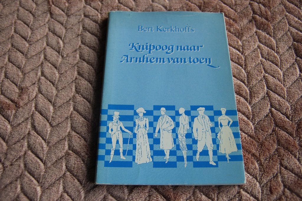 Knipoog naar Anrhem van toen, Boeken, Geschiedenis | Stad en Regio, Ophalen of Verzenden, Gelezen