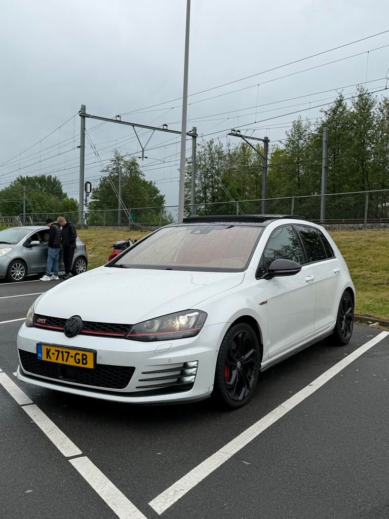 Volkswagen Golf 2.0 GTI full option, Auto's, Volkswagen, Euro 5, 4 cilinders, 1984 cc, Alcantara